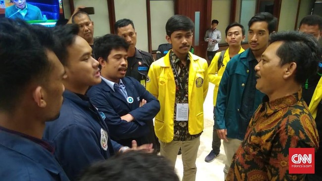 Rapat uji kelayakan dan kepatutan Capim KPK Irjen Firli Bahuri di ruang Komisi III DPR diwarnai aksi membentangkan spanduk SOS oleh mahasiswa di ruang rapat.