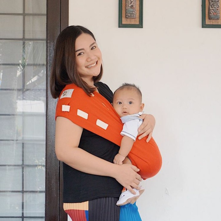 Beberapa kali di foto unggahannya, Fitria Ayu tampak lebih nyaman menggunakan baby carrier untuk membawa bayinya. (Foto: Instagram @fitriaayuu)