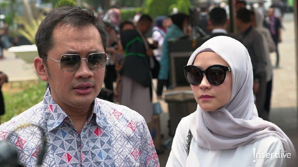 Kepergian mantan Presiden Republik Indonesia BJ Habibie menjadi Hari Berkabung Nasional&period; Berikut sejumlah pejabat publik hingga artis yang hadir di pamakaman&period;