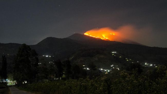 Warga Sebut Karhutla Terjadi di Gunung Lagadar Bandung Kebakaran hutan dan lahan (karhutla) terjadi sejak sore hari di kawasan perbukitan Gunung Lagadar, Kecamatan Margaasih, Kabupaten Bandung, Minggu (22/9).
