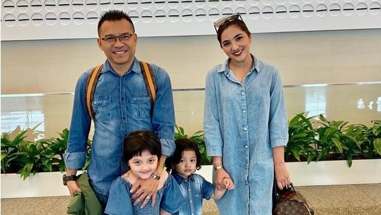 Ashanty merasa terharu bisa menghabiskan waktu bersama kedua buah hatinya tanpa pengasuh.