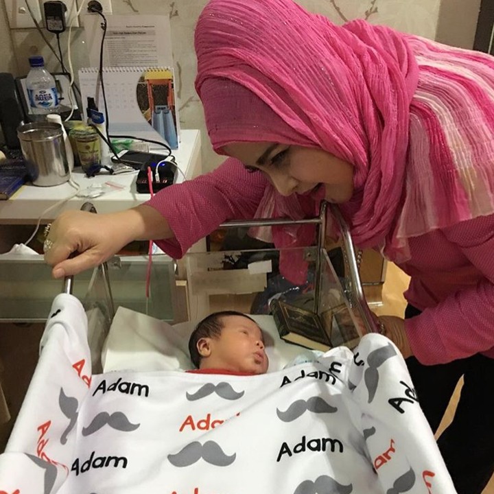 <p>Kebahagiaan Umi Elvy saat menyambut kehadiran cicit tersayang, Adam. (Foto: Instagram/ @elvy_sukaesih)  </p>