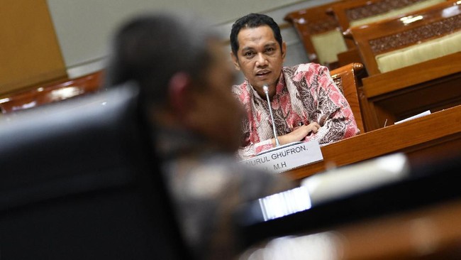 Nurul Ghufron saat ini menjabat Dekan Fakultas Hukum dan menjadi salah satu calon rektor Universitas Jember. Ghufron pernah menyatakan setuju dengan SP3 di KPK.