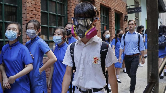Hong Kong berencana menerapkan larangan masker wajah saat berdemonstrasi. Pemerintah setempat dilaporkan bakal menjatuhkan hukuman penjara bagi pelanggar.