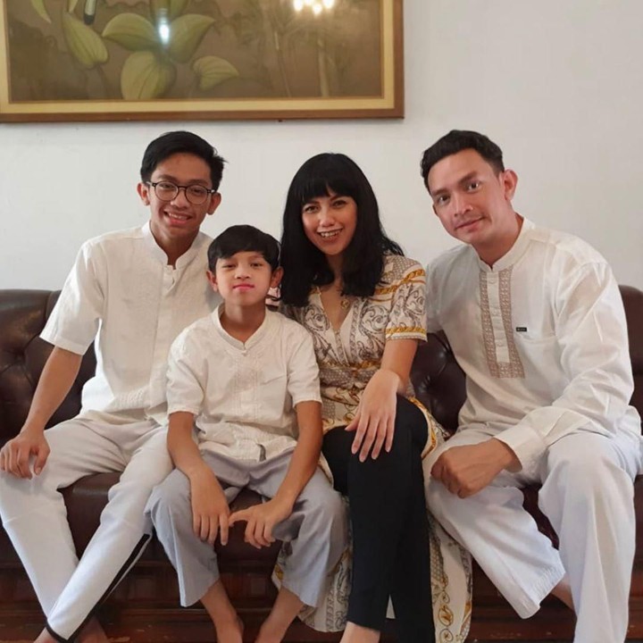 <div>Kompak! Momen Lebaran enggak boleh dilewatkan untuk foto keluarga ya. (Foto: Instagram @adityaherpavi_r)</div>
