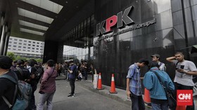 Massa Lepas Kain Hitam yang Tutupi Logo KPK