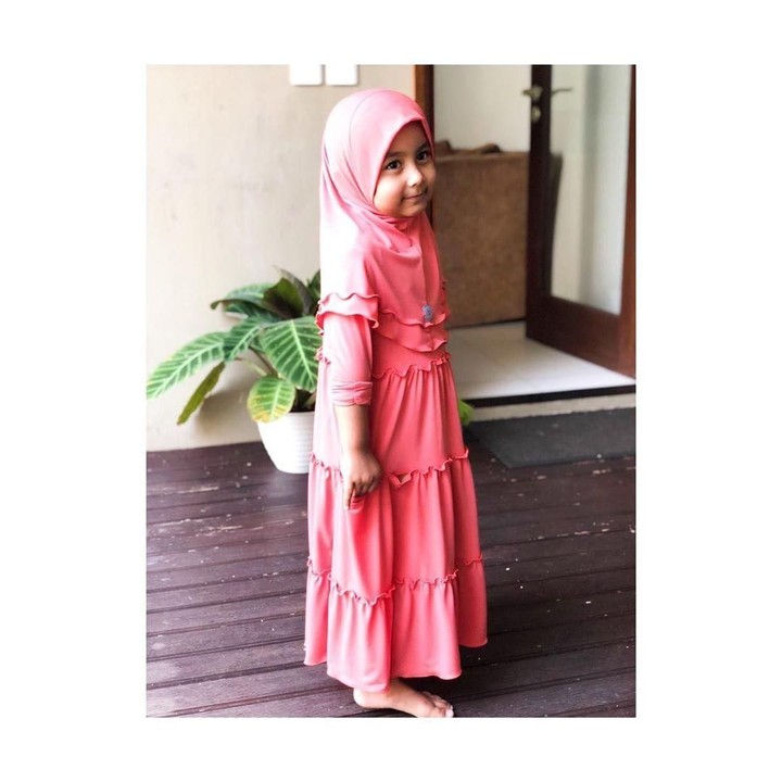 <span class="im">Pakai gamis begini, Shakila makin manis aja ya. (Foto: Instagram @sonyafatmala)</span>
