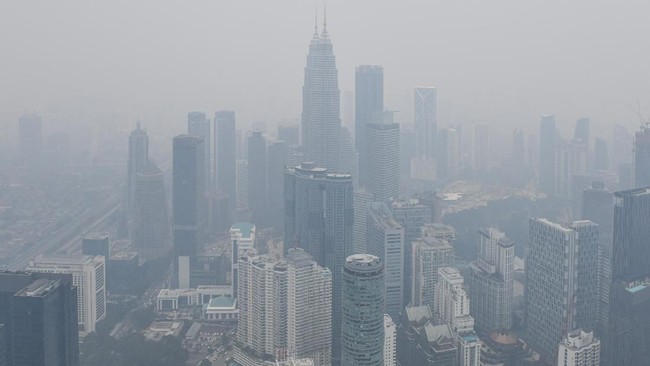 Beberapa negara bagian Malaysia mulai melaporkan kualitas udara buruk seiring munculnya titik api atau hotspot di Indonesia.