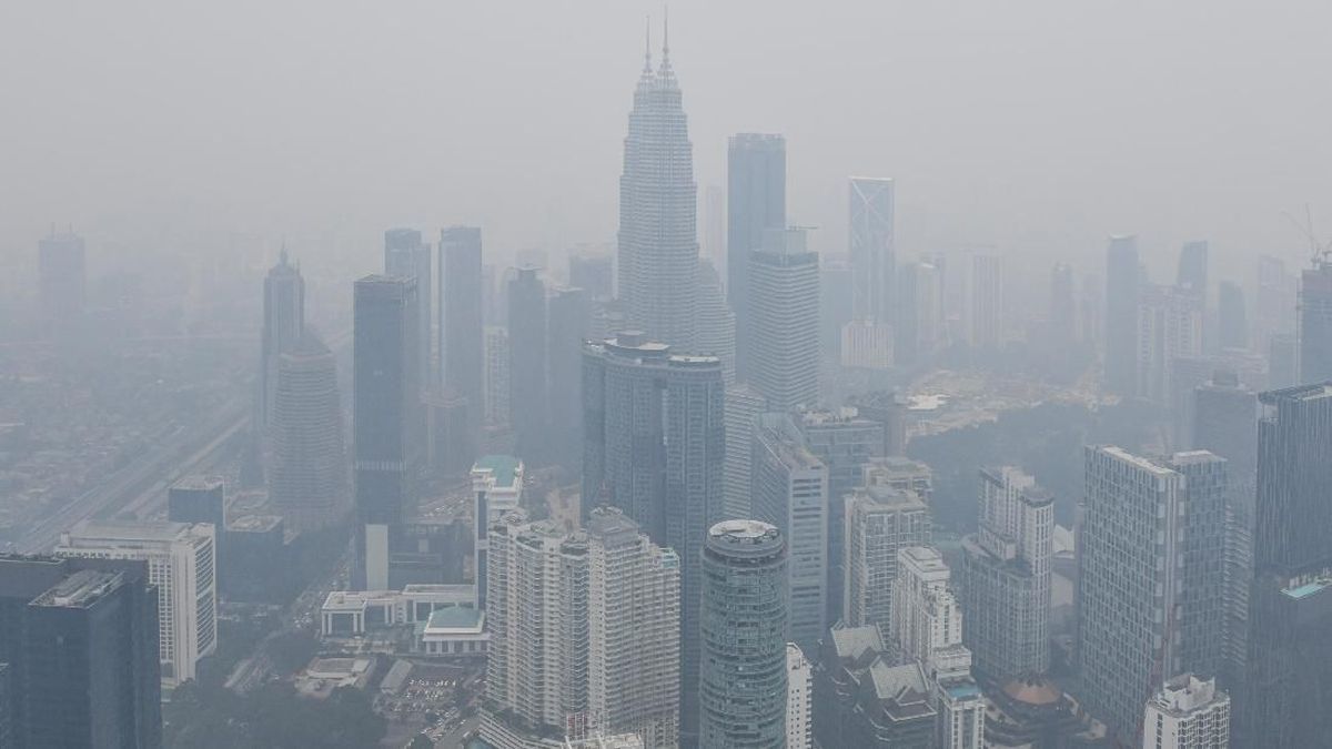Kabut Asap Pekat Masih Membekap Malaysia Akibat Karhutla RI