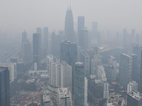Langit Malaysia masih diselimuti kabut asap tebal dari kebakaran hutan dan lahan (karhutla) Indonesia.