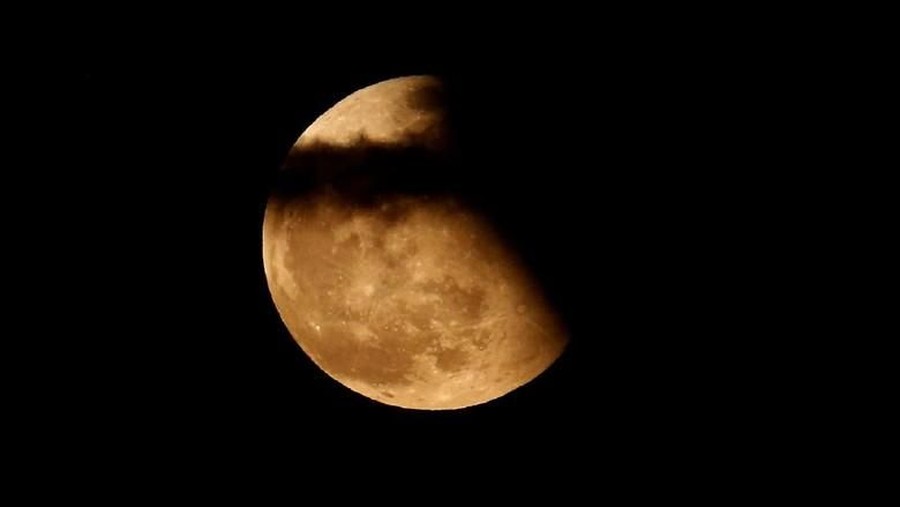 Fenomena Bulan Purnama Langka saat Friday the 13th Jumat 13 September 2019, hari ini akan terjadi fenomena menarik, yakni Bulan Purnama langka.