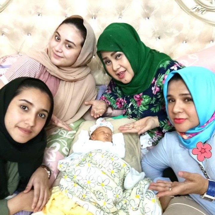 <p>Kumpul bareng anak, cucu, dan cicit bisa jadi kebahagiaan tersendiri untuk Elvy. (Foto: Instagram/ @elvy_sukaesih)  </p>