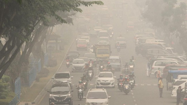 Kepala BMKG Dwikorita Karnawati mengklaim Indonesia tak lagi masuk 10 besar negara penyumbang emisi gas rumah kaca. Simak faktanya.