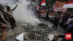 Rusuh di Gedung KPK, Polisi Tembakkan Gas Air Mata