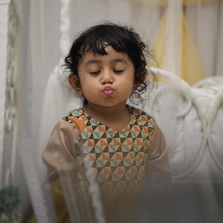 Bikin gemas ya wajah mungil Shakila ini. (Foto: Instagram @shakilaazzahrakurniawan)<span class="im"><br /></span>