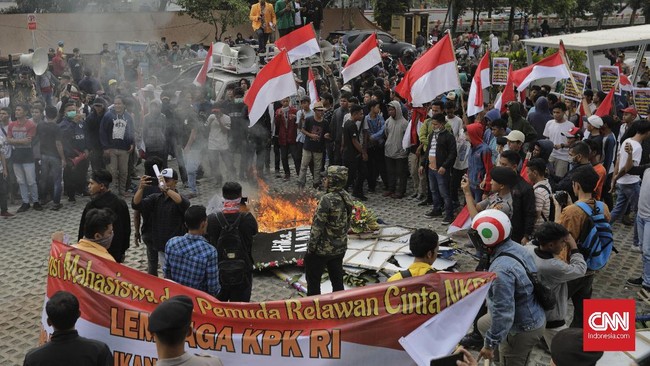 Massa aksi di depan gedung KPK meminta pimpinan meminta maaf telah menyebut Firli Bahuri melanggar kode etik, sekaligus meminta Saut Situmorang mundur.