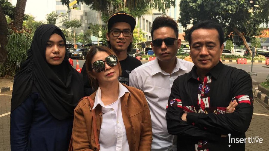 Kasus Dugaan Penipuan, Baim Wong Ditantang Sumpah di Atas Alquran Baim Wong dan Lucky Perdana ditantang sumpah di atas Alquran atas kasusnya dengan QQ Production.