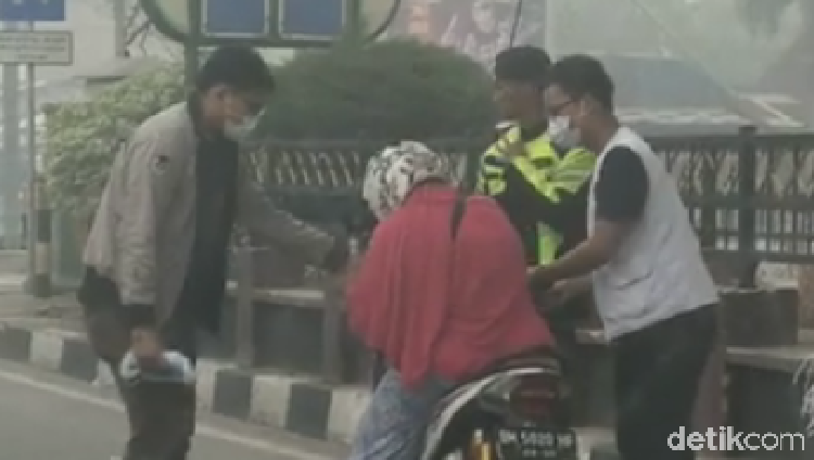 Dalam video viral, wanita di Riau alami sesak napas karena berkendara di tengah kabut asap tebal. Simak efek langsung dan jangka panjangnya bagi kesehatan.