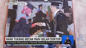 VIDEO: Hebat! Anak Tukang Becak Raih Gelar Doktor