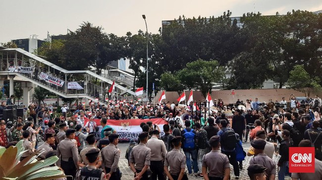 Sejumlah pewarta turut menjadi korban perilaku ricuh para peserta aksi di depan gedung Komisi Pemberantasan Korupsi, Jumat (13/9) siang.