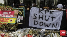 Massa: Pimpinan Tak Punya Hak Menutup Logo KPK