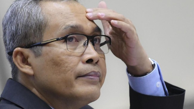 Menurut Wakil Ketua KPK Alexander Marwata penerbitan peraturan komisi berisi struktur baru KPK ini merupakan prasyarat alih status pegawai.