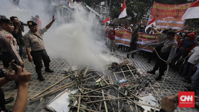 Polisi belum mengamankan para pelaku rusuh demonstrasi di gedung KPK, Jumat (13/9) siang. Personel polisi kalah jumlah dengan para pengunjuk rasa.