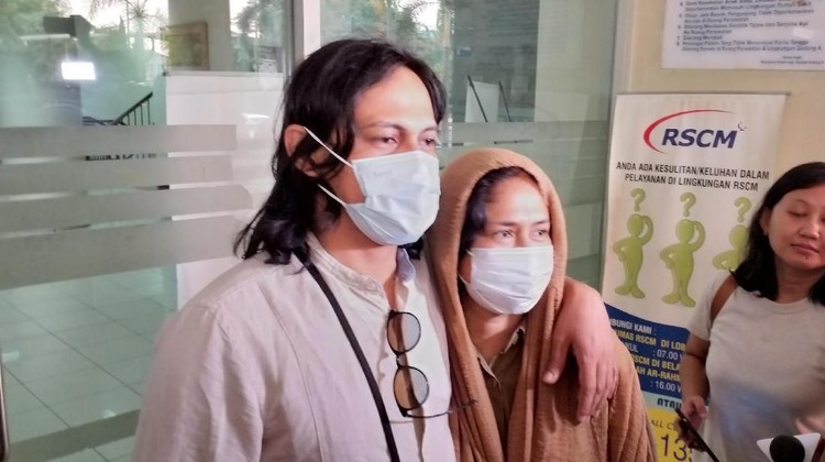 Ria Irawan meninggal dunia setelah berjuang melawan kanker getah bening. Pada Desember lalu, Ria dan Mayky Wongkar baru saja merayakan ulang tahun pernikahan.