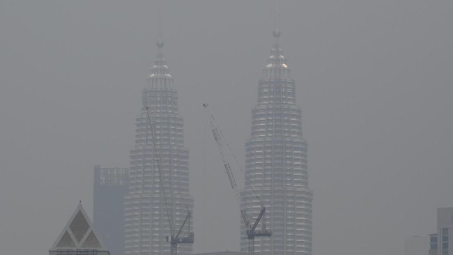 Malaysia menyalahkan kebakaran hutan di Indonesia dalam beberapa waktu terakhir menyebabkan kabut asap yang memperburuk kualitas udara Negeri Jiran.
