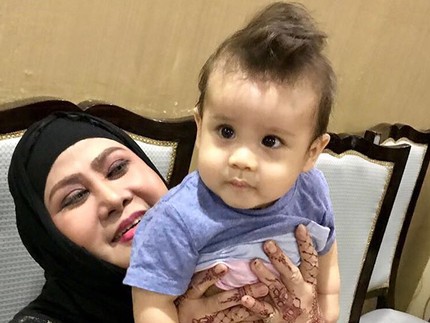 Hangatnya Kebersamaan Elvy Sukaesih dengan Cucu dan Cicit