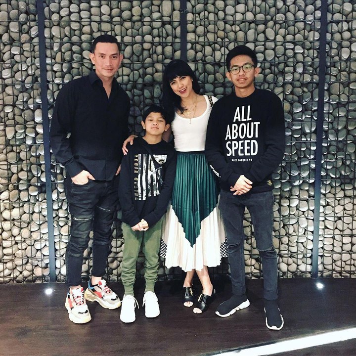 18 tahun menikah, keharmonisan Aditya dan Jelantik tetap awet. (Foto: Instagram @adityaherpavi_r)