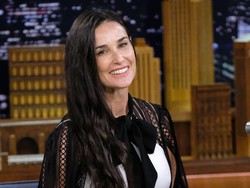 Demi Moore Posting Foto di Kamar Mandi, Netizen Heboh