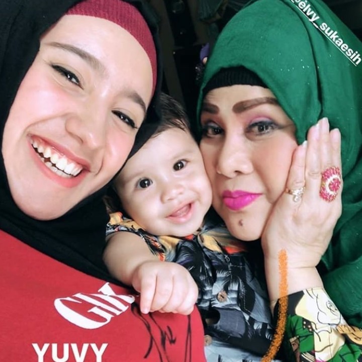 <p>Perkenalkan, cicit wanita yang kerap dipanggil Umi Elvy ini. Namanya Adam Hadi. (Foto: Instagram/ @elvy_sukaesih)  </p>