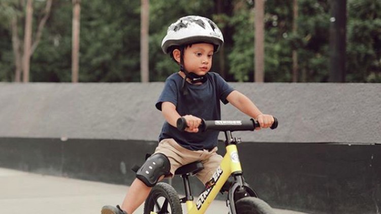 Andien Aisyah utarakan alasan untuk mengenalkan putranya, Kawa mengendarai balance bike lebih dahulu ketimbang sepeda pada umumnya.