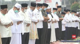 VIDEO: Dikepung Asap, Warga Pekanbaru Gelar Salat Minta Hujan