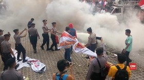 VIDEO: Massa Pendukung Revisi UU KPK Bentrok dengan Polisi