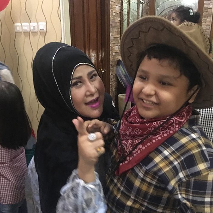 <p>Elvy Sukaesih bersama cucu gantengnya, Zeth Muhammad Kaisar. (Foto: Instagram/ @elvy_sukaesih)  </p>