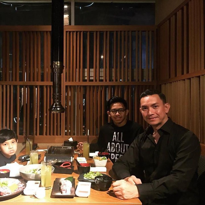 Dari pernikahannya, Aditya dikaruniai dua anak laki-laki, Joureal Arden Herlavi (17) dan Akbar Jiwa Herlavi (10). (Foto: Instagram @adityaherpavi_r)