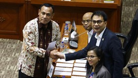 Tengah Malam di DPR saat Lima Pimpinan KPK Terpilih