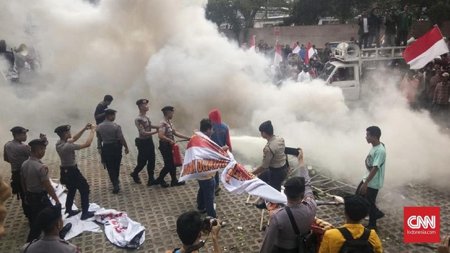 Massa membakar karangan bunga di depan Gedung KPK saat menggelar aksi mengecam Wadah Pegawai KPK dan Saut Situmorang.
