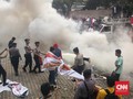 Massa Bakar Karangan Bunga di Gedung KPK