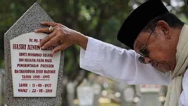 Kisah Selendang Putih Ainun yang Selalu Dipakai BJ Habibie