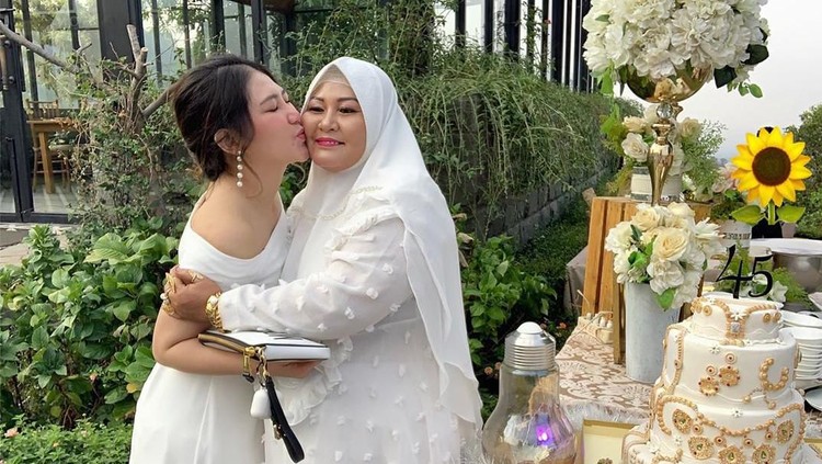 Via Vallen memberi kejutan spesial di ulang tahun sang ibu yang membuatnya menangis haru.