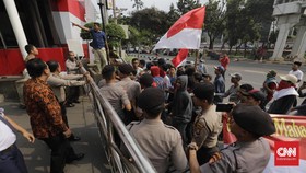Gedung Dilempari, Pegawai KPK Berhamburan Selamatkan Diri