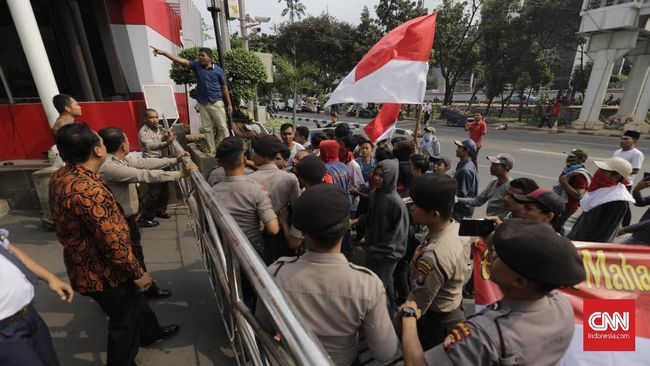 Gedung Dilempari, Pegawai KPK Berhamburan Selamatkan Diri Massa memaksa masuk ke lobby Gedung KPK. Karena tak diperbolehkan, massa melempari gedung KPK dengan batu, botol hingga bambu.