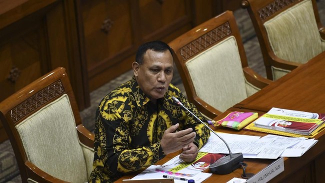 Capim KPK Firli Bahuri menjelaskan soal isu pembagian 600 tiket Westlife gratis di Polda Sumsel tempatnya bekerja saat ini.
