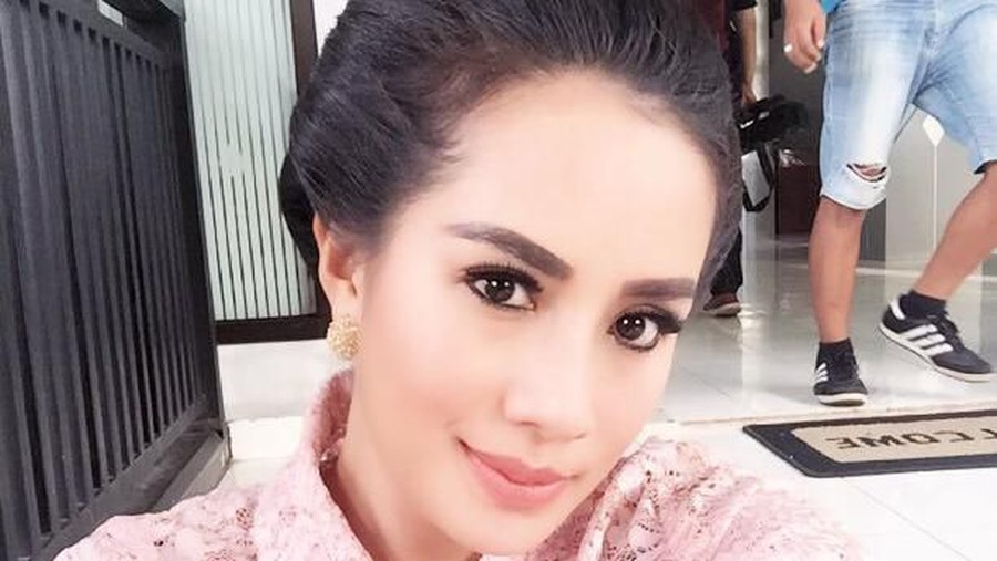 Terkait perceraiannya dengan mantan suami, Shinta Bachir mengaku masih menyembunyikannya dari sang anak.