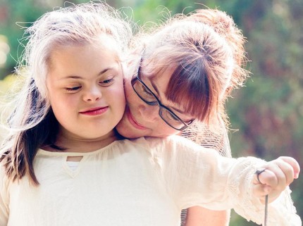 Perbedaan Autisme dan Down Syndrome yang Perlu Bunda Simak