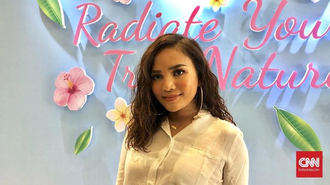 Make up berfungsi untuk lebih menonjolkan kecantikan wajah Anda. Berikut tahapan make up sehari-hari ala Rachel Goddard yang bisa Anda coba.