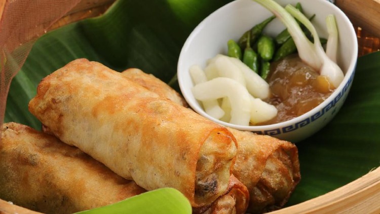 Lumpia bisa jadi salah satu camilan gurih menyenangkan. Seperti lumpia basah ala DEBM ini, Bun?